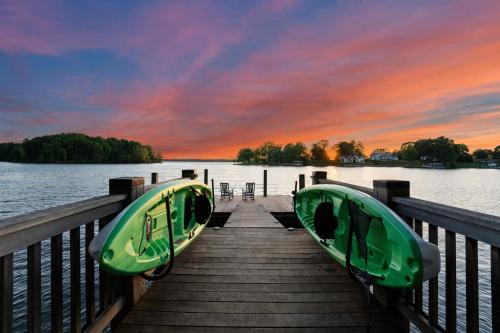 Mayhew House | Private Dock Hot Tub Game Room Firepit Sunset Shores Resort The Homestead