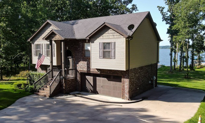 Dover House | PRIVATE DOCK, LAKEFRONT, QUIET COVE, EASY LAKE ACCESS FLAT NO STEPS