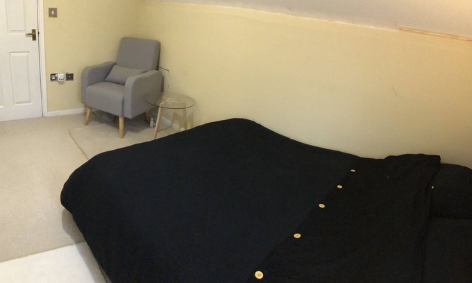 King's Lynn House | Private Double Room With New En-suite Shower Room