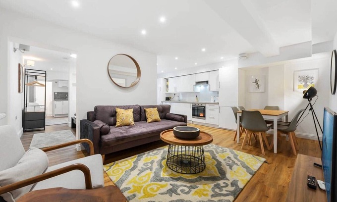 Tufnell Park Apartment | Private En-Suite 3-Bedroom Flat in Tufnell Park
