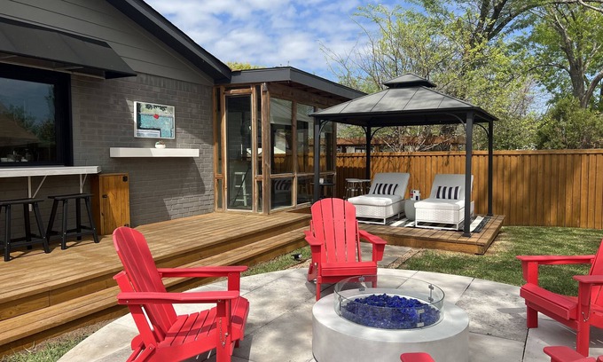 Buckingham Ridge House | Private Entry - Bright & Airy 1 B/R, Bath with Kitchen Sun Room + Deck