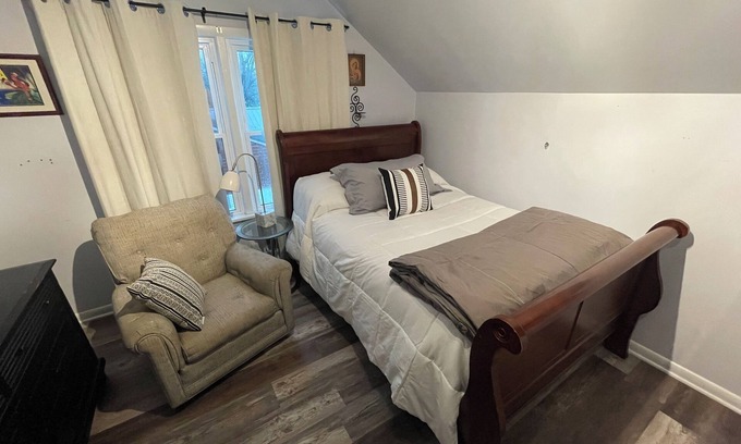 Avondale Melbourne Heights House | Private Entry, Upstairs Queen Bed, Wifi, TV, and Smart Locks for Self Check in