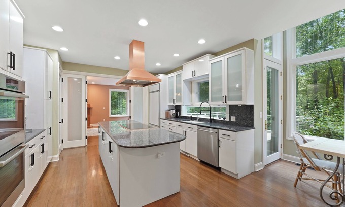 North Stamford House | Private estate in North Stamford on natural preserve