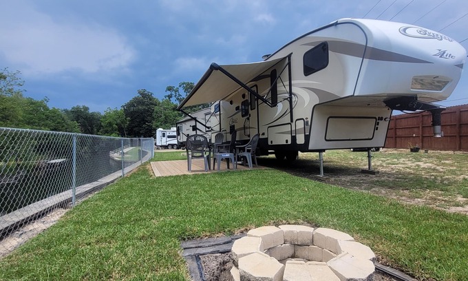 Wright House | Private Family Creekside RV Side+15 Min drive to Beach. Fenced Parking Lot