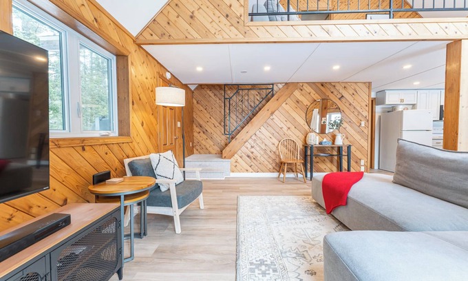 Dysart et al House | Private family friendly cottage, with beautiful sandy beach.