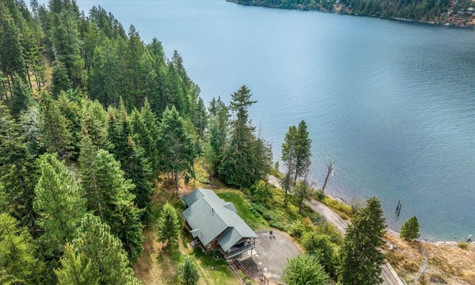 Sagle House | Private Family Home & Acreage on Garfield Bay
