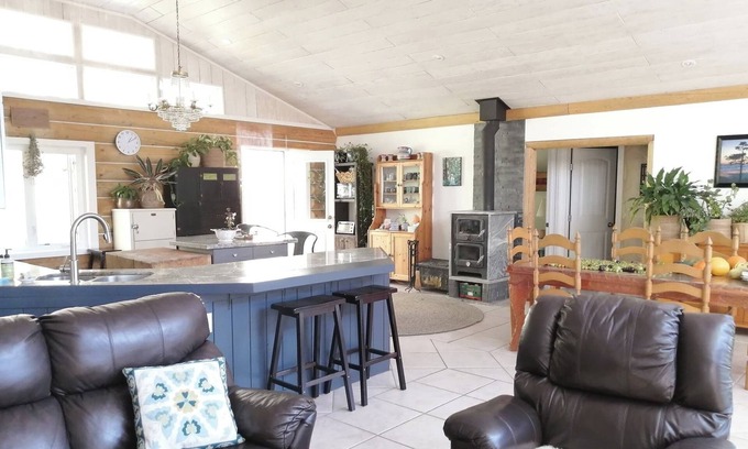 Golden Cabin | Private Family Log Home
