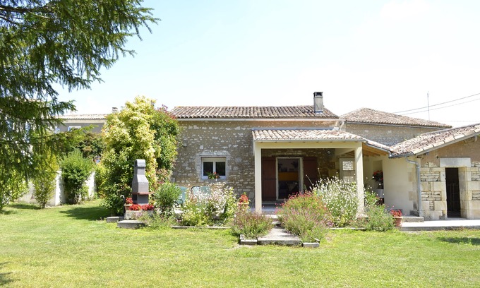 Saint-Fort-sur-Gironde House | Private garden, swimming pool, picturesque village location, bank, bakery
