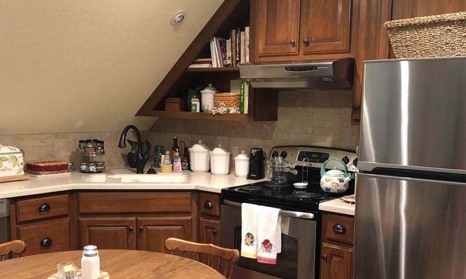 College Hill Apartment | Private fully functional apartment w/easy access to local activities