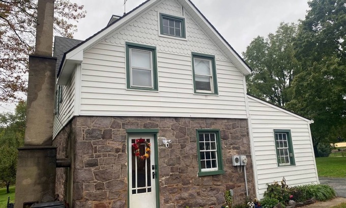 Valley Forge Cottage | Private, Fully Renovated 1 bedroom Carriage House