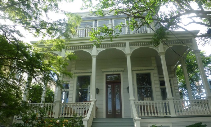 Carrollton Apartment | Private Garden Apartment 1 Block off St. Charles