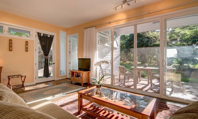 Pepeekeo Cottage | Private Garden Cottage on 5 acre country estate/Walk to the Botanic Gardens!