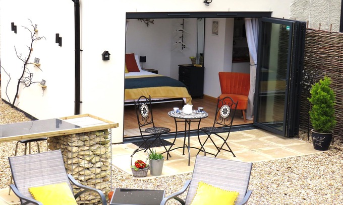 Castle Bytham Apartment | Private Garden Room - Rural Village