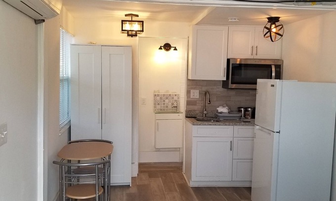 Crescent Heights Apartment | Private Garden Studio close to Downtown St Petes