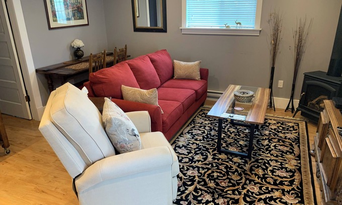 Salmon Arm House | Private garden suite