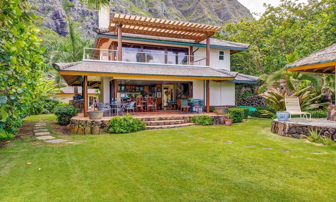 Waimanalo House | PRIVATE, GATED ESTATE steps away from the beach - and paradise!