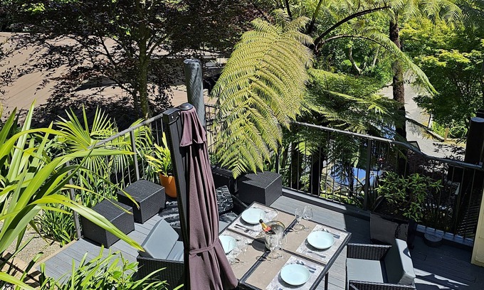 Picton House | Private Getaway for 2 Surrounded by Native Bush