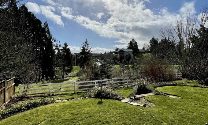 West Salem House | Private getaway in a beautiful neighborhood