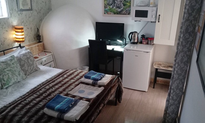 Puerto Lumbreras Bed & Breakfast | Private Guest Accommodation with Double Bed & En Suite. With private Entrance.