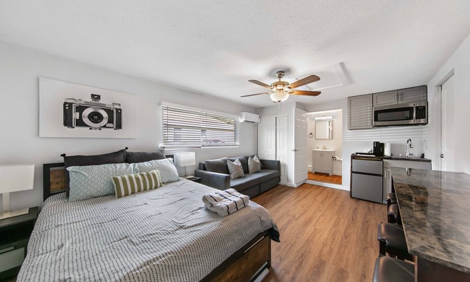 Ridge Wood Heights House | Private guest apartment near Siesta Key beach.