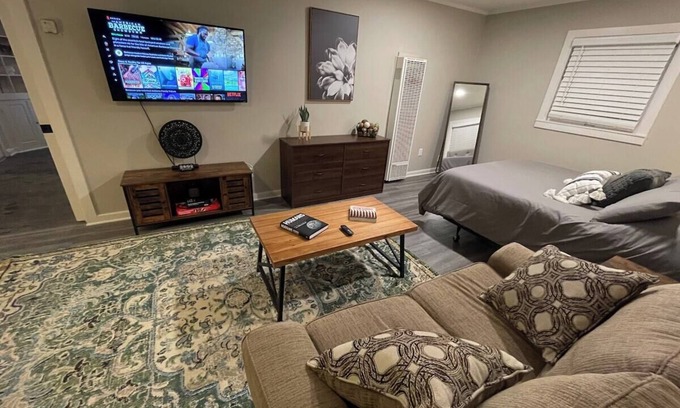 Independence House | Private Guest House, Quick City Access!