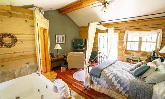 Reedsburg House | Private guest house w/jacuzzi tub, gas fireplace close to several famous parks