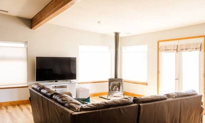 Montrose House | Private guest house with mountain views