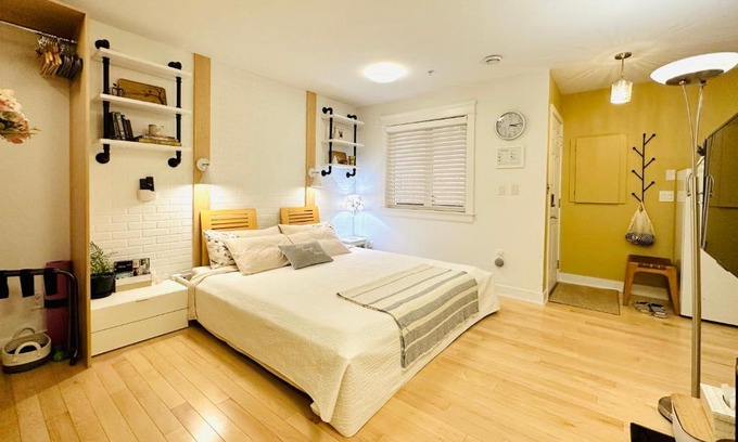 Grandview-Woodland House | Private Guest Suite 10mins to Downtown - King Bed - Bathtub - Free Parking