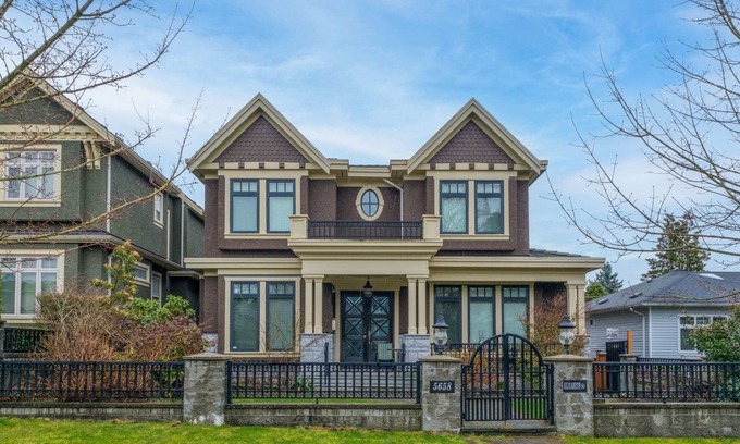 Vancouver South Apartment | Private Guesthouse in Prime Central Location