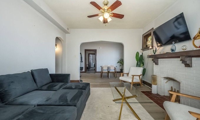 The Southampton Apartment | Private Gym 2BR Condo Downtown