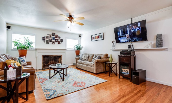 South Arlington House | PRIVATE HEATED 15' SWIM SPA AND HOT TUB, LARGE FENCED YARD, FIRE PIT, & SWINGS