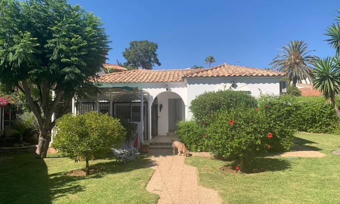 Urbanizacion Marbessa House | Private heated pool and garden. 2 min walk to beach. Fast EV charger Oct 24.