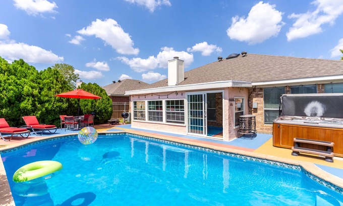 Crowley House | Private Heated Pool, Big Hot Tub, Fenced Yard, Fire Pit, 6 TVs, 1500 Video Games