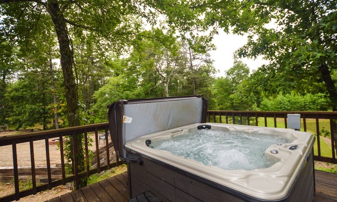 Golden Cabin | Private Hideaway, Hot tub, close to Beavers Bend State Park, Broken Bow Lake.