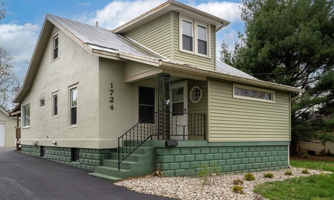 Poplar Level House | Private Home Close to Zoo, U of L, Churchill Downs