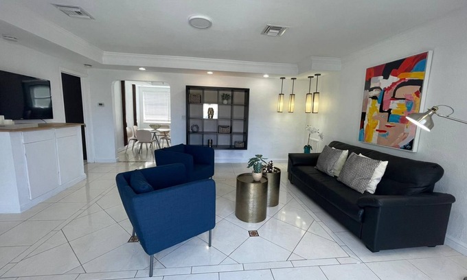 Royal Poinciana House | Private Home Close to Hollywood Beach