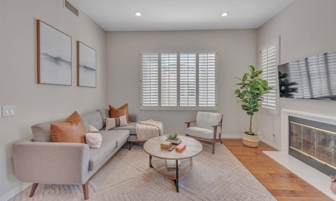 Westpark House | Private home located in Central Irvine