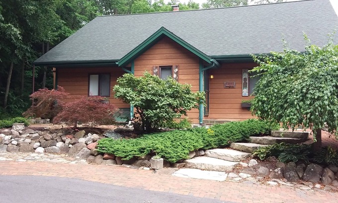 Plymouth House | Private home on twenty wooded acres.