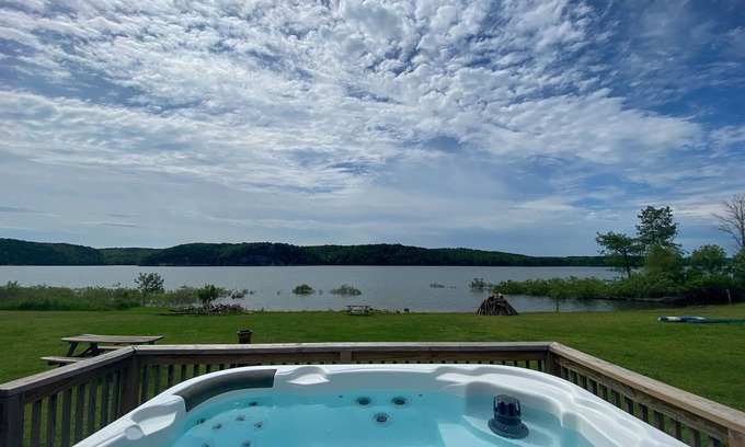 Beaver Shores House | Private Home+Outdoor Deck+Waterfront+Hot Tub
