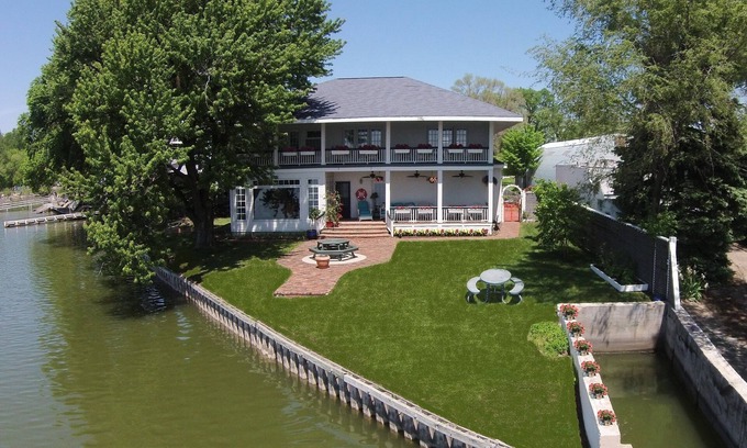 Council Bluffs House | Private home rental 4BR 3.5 Bath (Lake Manawa, IA)