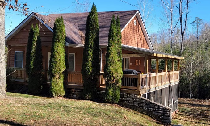 Sloans Valley House | Private home w/Hot tub & pool. In a gated resort community with a boat ramp.