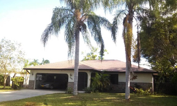 South Venice House | Private home with rear fenced in yard with pool
