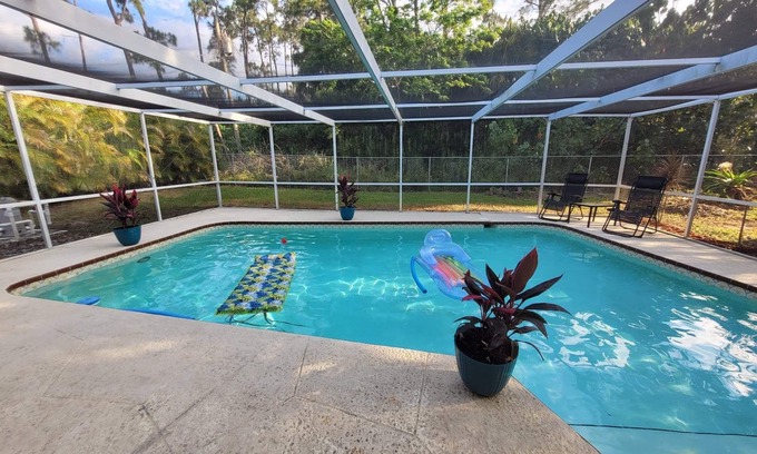 Lakewood Park House | Private home with swimming pool