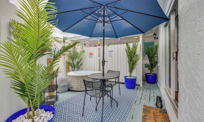 Ocean City Apartment | Private Hot Tub: Fort Walton Beach Bungalow!