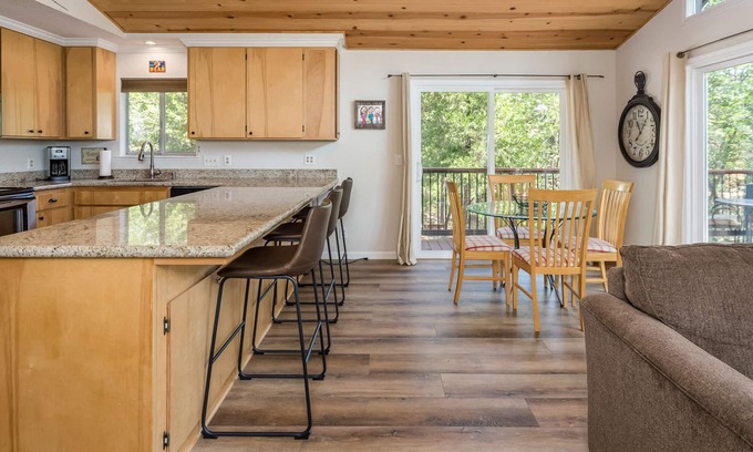 Arnold Cabin | PRIVATE HOT TUB + ACCESS TO BLS RECREATION CENTER