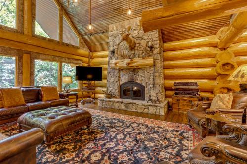 Ranger House | Private Hot Tub and Home Theater Ranger Log Cabin!