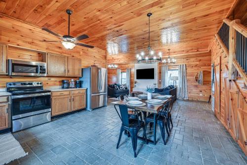 Bee Spring House | Private Hot Tub, Arcade Game Bee Spring Cabin