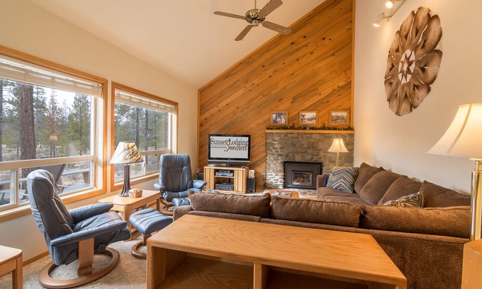 Deer Park House | Private Hot Tub, Bikes, 10 SHARC Passes, AC