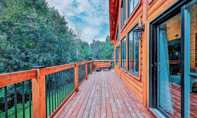 Nominingue House | Private Hot Tub/Cordelia