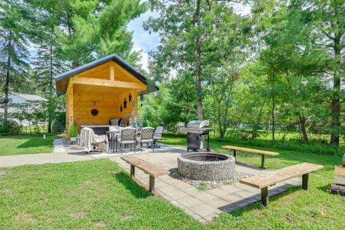 Friendship House | Private Hot Tub, Deck! Group Getaway in Friendship